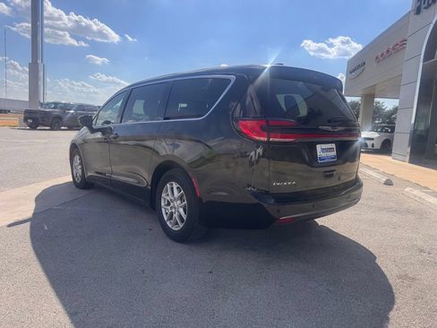 Used 2024 Chrysler Pacifica Touring-L FWD image 3