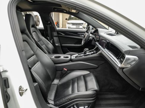 Used 2019 Porsche Panamera 4 image 31