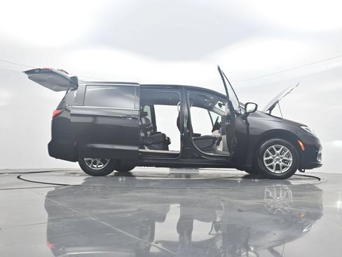 Used 2024 Chrysler Pacifica Touring-L FWD image 42