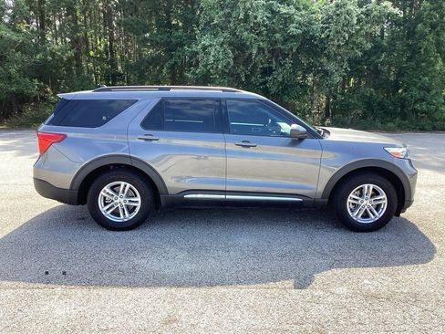 Used 2022 Ford Explorer XLT w/ Equipment Group 202A image 4