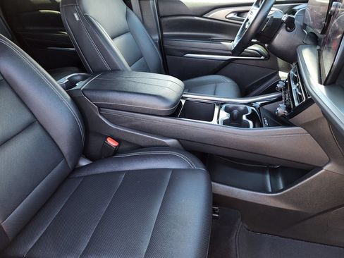 Used 2025 Chevrolet Traverse LT FWD image 11