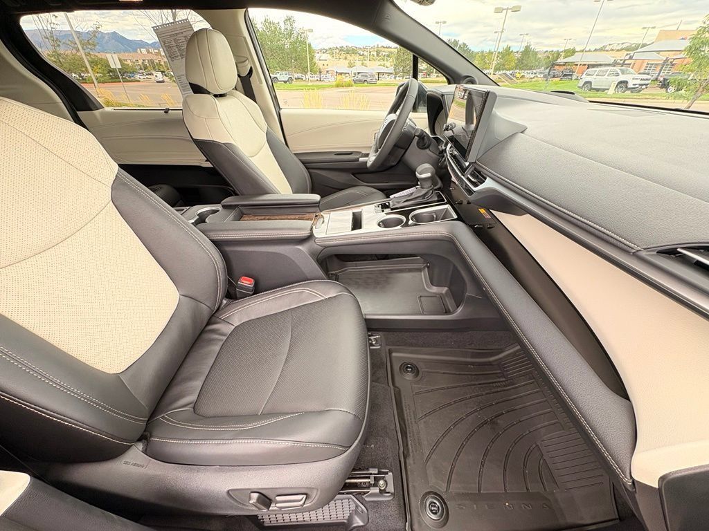 Used 2026 Toyota Sienna Platinum AWD/4WD image 29