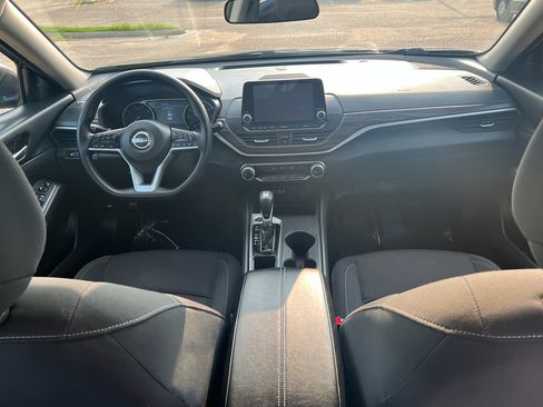 Used 2025 Nissan Altima 2.5 SV FWD image 12