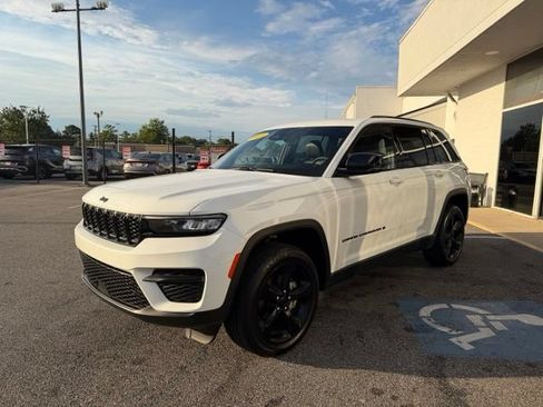 Used 2023 Jeep Grand Cherokee Altitude AWD/4WD image 31