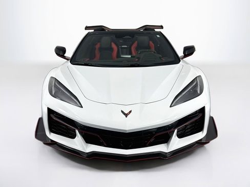 Used 2025 Chevrolet Corvette Z06 w/ Z07 Performance Package RWD image 2