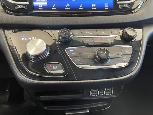 Used 2025 Chrysler Pacifica Select image 43