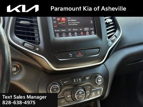 Used 2019 Jeep Cherokee Latitude Plus w/ Comfort/Convenience Group AWD/4WD image 11
