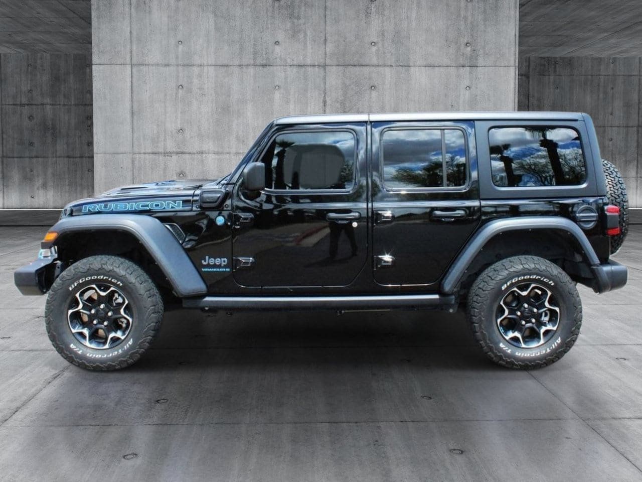 Used 2021 Jeep Wrangler Unlimited Rubicon 4xe w/ Cold Weather Group AWD/4WD image 2
