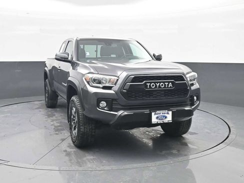 Used 2018 Toyota Tacoma TRD Off-Road image 2