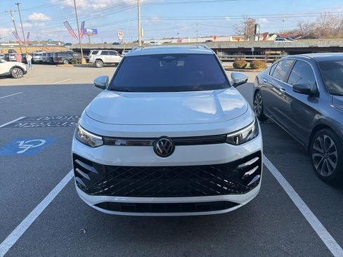 Used 2026 Volkswagen Tiguan SEL R-Line image 3