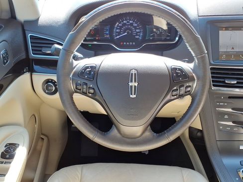 Used 2019 Lincoln MKT AWD image 5
