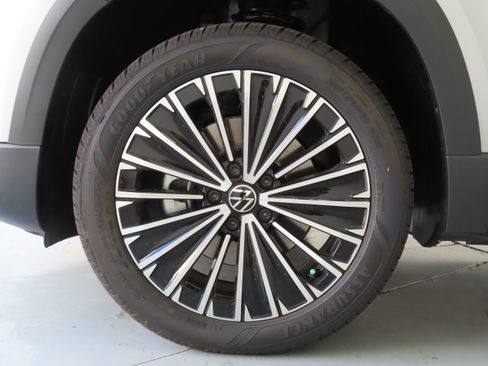 New 2025 Volkswagen Taos SE image 27