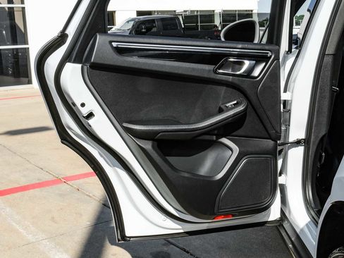 Used 2023 Porsche Macan image 45