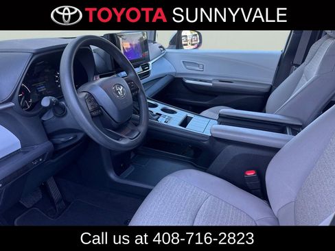 Used 2025 Toyota Sienna LE image 14