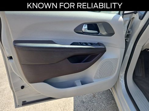 Used 2017 Chrysler Pacifica Touring-L w/ Tire & Wheel Group FWD image 20