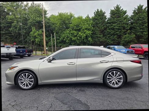 Used 2020 Lexus ES 300h w/ Premium Package FWD image 3