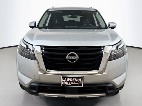 Used 2025 Nissan Pathfinder SL FWD image 2