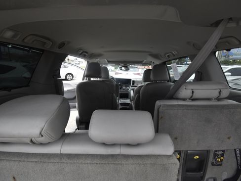Used 2018 Toyota Sienna XLE FWD image 11