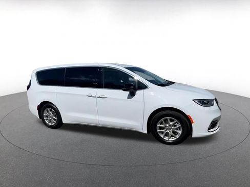 Used 2024 Chrysler Pacifica Touring-L image 2