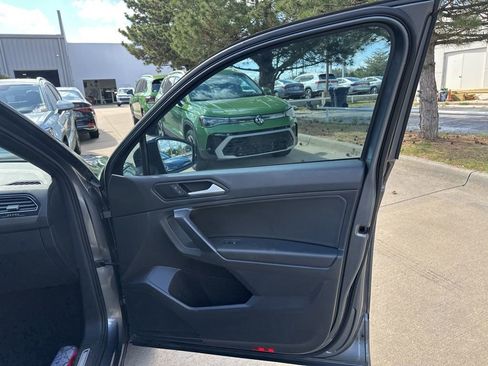 Used 2021 Volkswagen Tiguan SE image 19