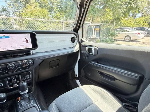 Used 2025 Jeep Wrangler Unlimited Sahara AWD/4WD image 34