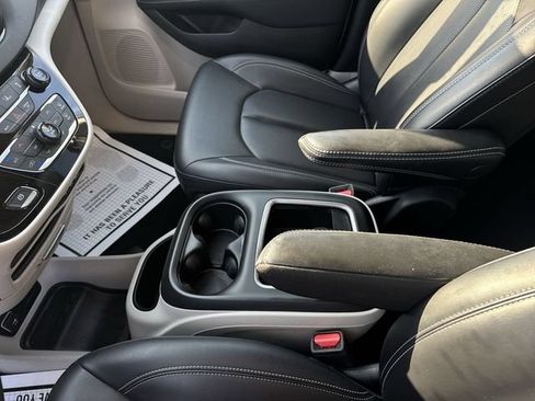 Used 2023 Chrysler Pacifica Touring-L FWD image 21