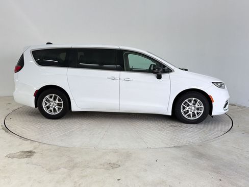 Used 2024 Chrysler Pacifica Touring-L FWD image 8