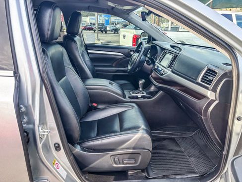 Used 2019 Toyota Highlander XLE image 19