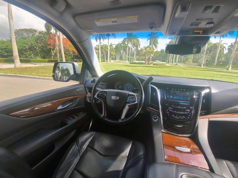 Used 2018 Cadillac Escalade ESV Premium Luxury AWD/4WD image 28