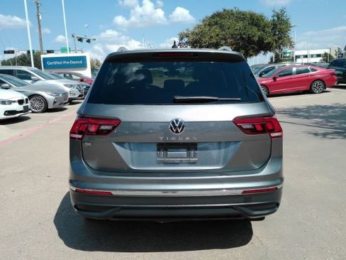 Used 2022 Volkswagen Tiguan SE w/ Panoramic Sunroof Package FWD image 12