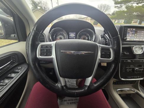 Used 2012 Chrysler Town & Country Limited w/ Luxury Group image 17