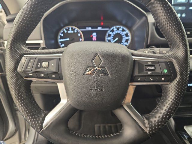 Used 2025 Mitsubishi Outlander AWD image 29