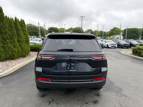 Used 2023 Jeep Grand Cherokee Limited w/ Black Appearance Package AWD/4WD image 5