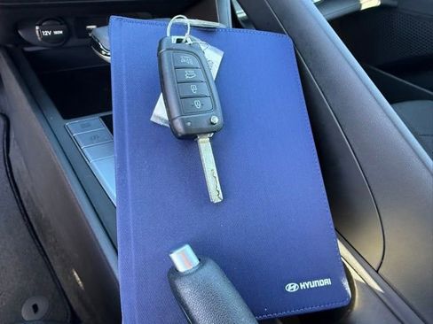 Certified 2025 Hyundai Elantra SE image 40