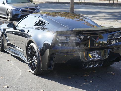 Used 2015 Chevrolet Corvette Z06 w/ 3LZ Preferred Equipment Group image 10