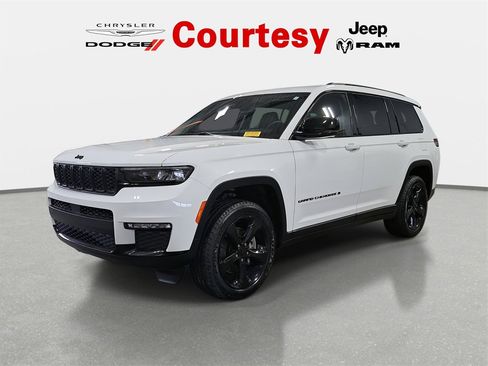 Certified 2023 Jeep Grand Cherokee L Limited w/ Black Appearance Package image 9