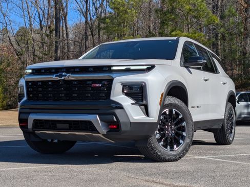 Used 2025 Chevrolet Traverse Z71 w/ Driver Confidence Package image 4