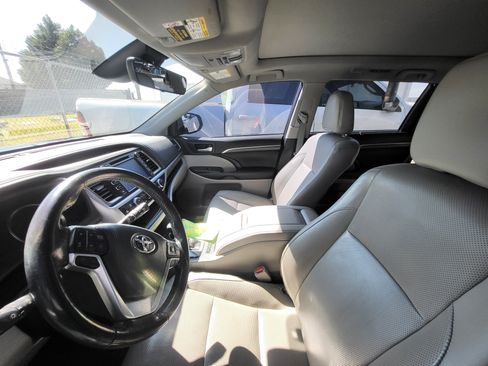 Used 2017 Toyota Highlander Limited Platinum AWD/4WD image 10