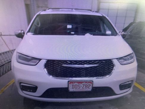 Used 2023 Chrysler Pacifica Limited image 15