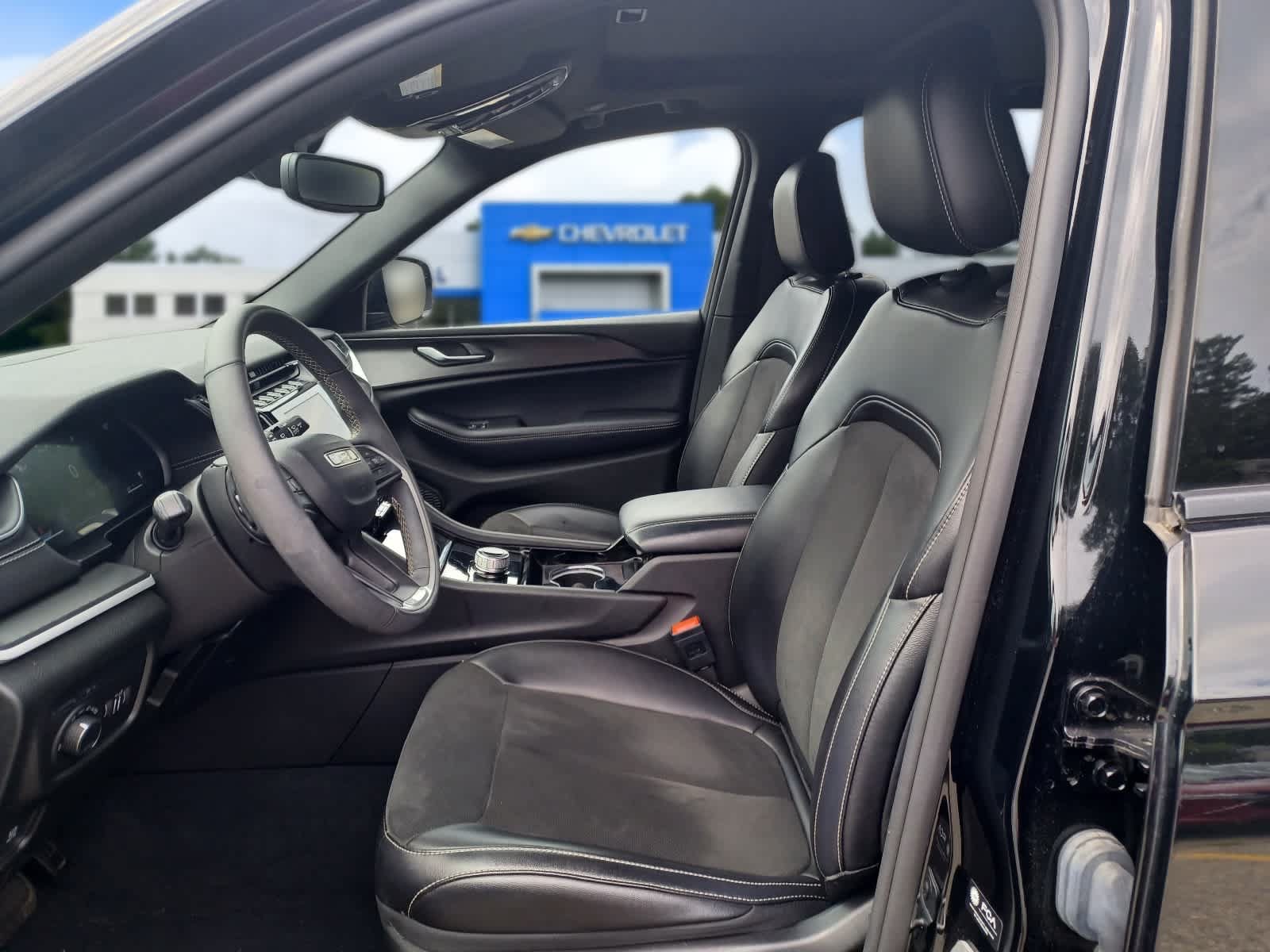 Used 2023 Jeep Grand Cherokee Altitude AWD/4WD image 7