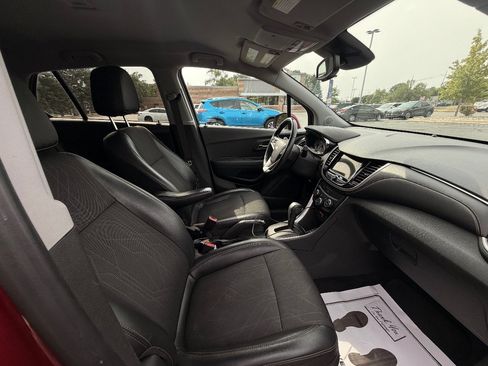 Used 2019 Chevrolet Trax LT w/ LT Convenience Package FWD image 14