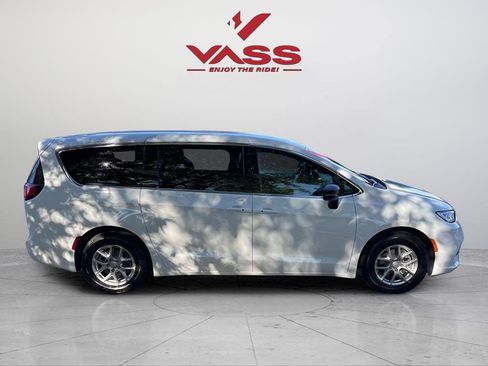 New 2026 Chrysler Pacifica Select image 4