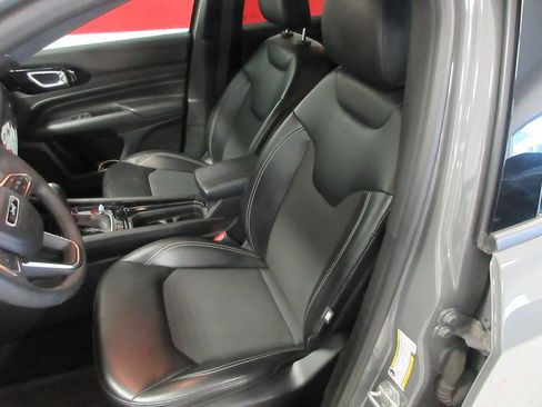 Used 2023 Jeep Compass Latitude w/ Convenience Group AWD/4WD image 17
