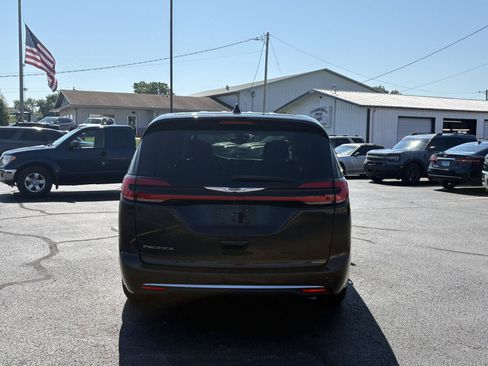 Used 2024 Chrysler Pacifica Touring-L FWD image 4