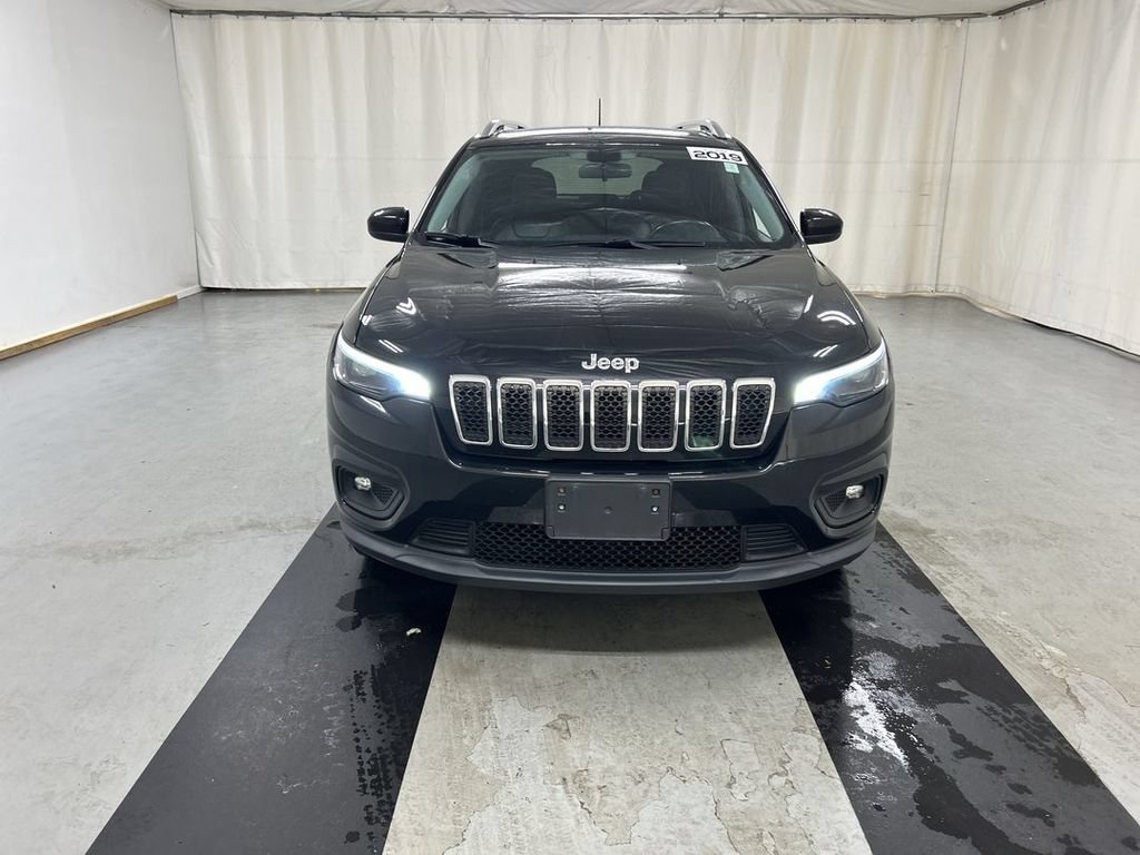 Used 2019 Jeep Cherokee Latitude Plus w/ Cold Weather Group AWD/4WD image 3