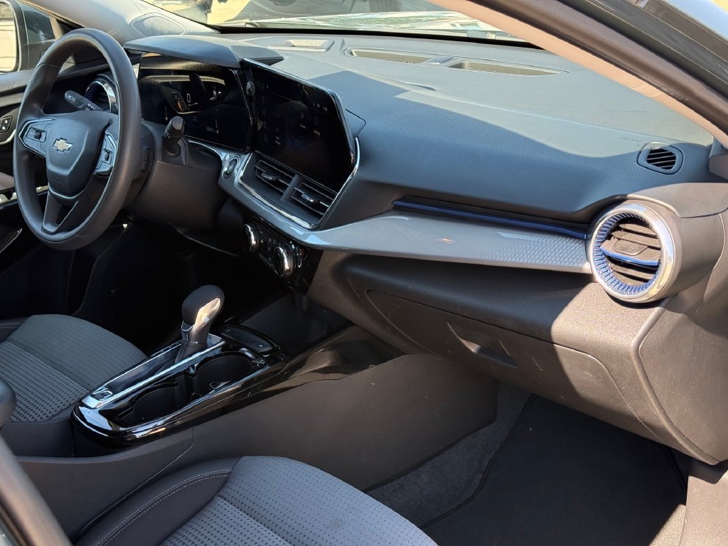 Used 2025 Chevrolet Trax LT FWD image 23