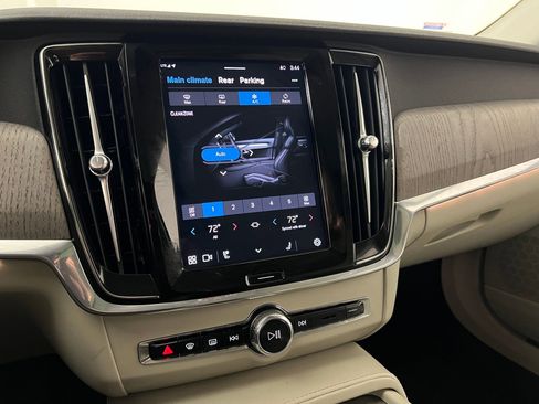 Used 2025 Volvo S90 B6 Plus image 28