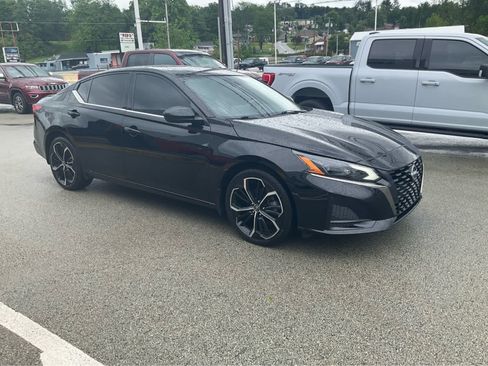 Used 2023 Nissan Altima 2.5 SR w/ SR Premium Package AWD/4WD image 3