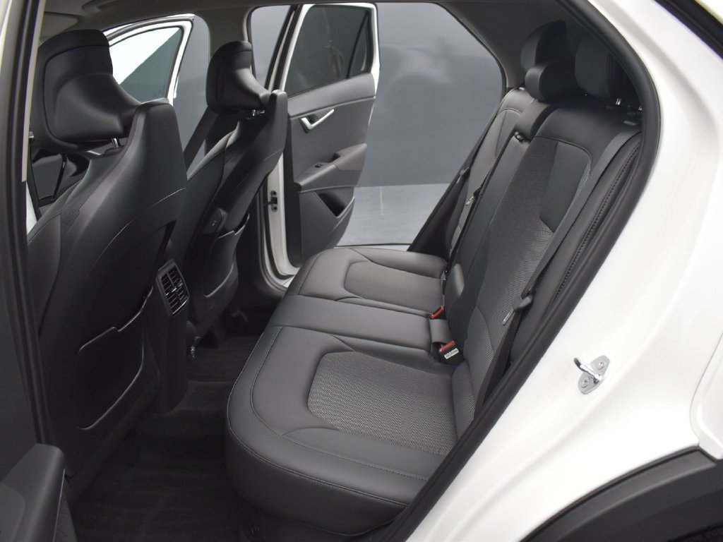 Used 2025 Kia Niro EX FWD image 16