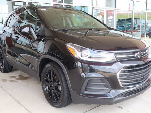 Used 2021 Chevrolet Trax LT w/ Midnight Edition FWD image 1